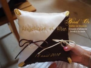 Coussin d'alliances brodé à la main - Angélique et Alban (3)